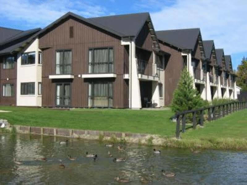 האנמר ספרינגס Village Lake Apartments מראה חיצוני תמונה